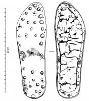 CSS-4001 - Semelle de chaussure cloutéecuir, ferBase d'une chaussure, constituée d'un assemblage de plaques découpées selon la forme du pied, fixées ensemble par des coutures; les deux semelles inférieures montrent les perforations des clous de renfort fixés sous la semelle inférieure.