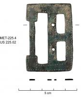 CTN-5004 - Plaque de châtelainebronzePlaque rectangulaire avec un grand ajour longitudinal rectangulaire et deux ajours rectangulaires plus petits. La section est plate. Deux perforations sont centrées. La surface peut être décorée de points ou de gravures. 