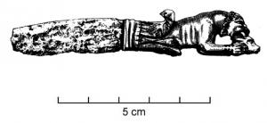CTO-4010 - Couteau à manche zoomorpheagateTPQ : 250 - TAQ : 350Couteau en fer à manche d'agate, représentant un fauve émergeant d'un fleuron, et tenant dans sa gueule et entre ses pattes une tête de biche.