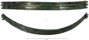 CTR-2002 - Ceinture à plaque étroitebronzePlaque  de ceinture étroite en tôle de bronze, à moulures longitudinales ; aux extrémités, des plaques de renfort, en bronze, fixées par des rivets saillants, en forme de diabolos, permettent le laçage.