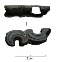 DAG-7024 - Dague (?)bronzePossible garde de dague, composée d'une succession de lunules ; ouverture rectangulaire pour une soie.
