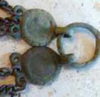 DMC-9008 - Demi-ceint à chape ou agrafe circulairebronzeDemi-ceint composé de deux agrafes circulaires, accrochées à un anneau ; aux extrémités opposées, 3 anneaux sont destinés à recevoir des chaînettes.