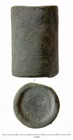 ENC-4005 - Encrier cylindriquebronzeEncrier en tôle, de forme cylindrique, simplement orné de fines incisions parallèles ; objet d'un seul tenant avec le fond, souvent tourné en retrait, avec un anneau de pose périphérique. Le couvercle est rapporté (maintenu par brasure ?).