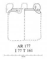 ENC-4018 - Encrier AR 177verreTPQ : -30 - TAQ : 300Récipient cylindrique ou à section hexagonale, à parois verticales, caractérisé par un bord rentrant, à lèvre ourlée, qui délimite une ouverture rétrécie, adaptée à l'essuyage d'une plume ou d'un pinceau. Trois anses rapportés sur le bord, permettant une suspension.