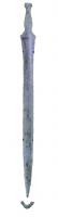 EPE-1068 - Epée à languette type VillementbronzeTPQ : -800 - TAQ : -750Epée à languette, à lame pistilliforme assez archaïque à l'origine d'autres modèles plus tardifs. Poignée tripartite surmontée d'une languette.