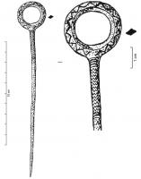 EPG-1022 - Épingle à tête en anneaubronzeTPQ : -950 - TAQ : -725Epingle à tête en anneau de section losangique ; décor incisé sur l'anneau et au départ de la tige (dents de loup).