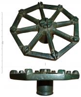 EQU-4003 - EquerrebronzeEquerre d'arpentage (?) constituée d'une roue à 8 rayons, montée sur une douille. Les 8 branches, reliées par des segments droits, portent sur la face supérieure des encoches rectilignes qui s'entrecroisent au centre.