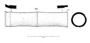 ETC-4004 - Etui cylindriqueosTube de section circulaire au profil biconcave et lèvre déversée. Il est orné de trois moulures arrondies : la première souligne la lèvre, la deuxième souligne un renflement à mi-longueur et la troisième court à la base opposée. Le trou central est brut. Présence d'un ressaut permettant d'adapter une rondelle de fond ou de couvercle.