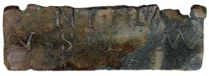 EVO-4021 - Plaquette votive inscritebronzePlaquette votive métallique, conservant deux trous de fixation ; sans décor figuré, la plaquette ne présente que le texte de dédicace.