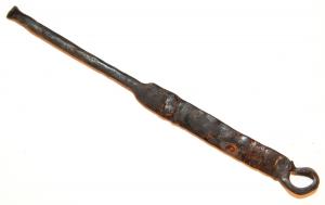 FAB-5003 - Fiche à bélière aplatieferPorte-équipement ou fiche à bélière constitué d'une fiche de section carrée aplatie sur la partie haute, terminée par un anneau dans lequel passe une chaîne destinée à recevoir divers outils ou accessoires.
