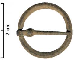 FER-7004 - Fermail sans décor avec encoche pour ardillonbronzeTPQ : 1200 - TAQ : 1600Fermail constitué d'un simple anneau de section circulaire; étranglement à l'emplacement de l'ardillon qui porte un renflement près de l'articulation. La section peut être circulaire à plate.