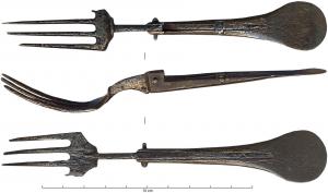 FHT-9001 - Fourchette pliantefer, bronzeFourchette pliante à 4 dents ; manche en bronze (ou laiton ?) articulé grâce à une vis et un ressort médian en fer ; palette ornée de motifs incisés, arrondie pour protéger des pointes lorsque l'objet est replié.
