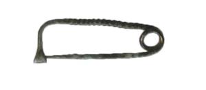 FIB-1104 - Fibule en archet de violon de type Boccatura del MinciobronzeTPQ : -1200 - TAQ : -1100Fibule à arc filiforme et rectiligne, parfois torsadé, mais assymétrique, le pied étant plus élevé que le ressort, unilatéral à 1 large spire; le simple prolongement de l'arc coudé à angle droit forme le pied, dont l'extrémité écrasée constitue la gouttière du porte-ardillon.