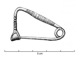 FIB-1106 - Fibule en archet de violonbronzeTPQ : -1200 - TAQ : -1100Fibule à arc filiforme et tendu, asymétrique ; l'arc porte un décor d'incisions transversales et de bandes de chevrons, et la partie qui retombe vers le porte-ardillon, formant le pied, est torsadée; ressort unilatéral à 1 large spire.