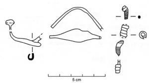 FIB-2005 - Fibule type Golfe du Lion, Tendille 3bbronzeFibule à arc foliacé ou losangique, sans décor. Le ressort  bilatéral long se compose d'une partie fonctionnelle (4 ou 6 spires) prolongée des deux côtés par un faux ressort, dans un but ornemental. Les deux extrémités du ressort sont bouletées. L'extrémité du pied est redressée en angle droit et se termine par un bouton conique ou biconique.
