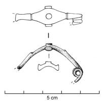 FIB-2239 - Fibule a navicella à trois boutons sur l'arcbronzeFibule le plus souvent de petite taille, caractérisée par trois boutons, souvent moulurés au sommet de l'arc et sur les côtés ; ressort unilatéral.