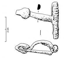 FIB-2528 - Fibule à timbale sur le piedferFibule à pied redressé en direction de l'arc et orné d'une timbale en forme de calotte de sphère; arc généralement filiforme, de section ronde ou semi-ovalaire; ressort 