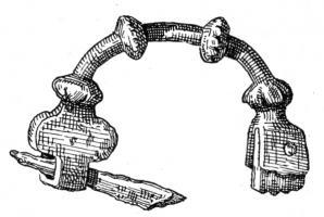 FIB-2625 - Fibule arquée phrygienneferFibule à arc en demi-cercle, de section ronde, interrompu par des boutons ou des fleurs, séparés par des sections lisses. Ressort unilatéral, porte-ardillon étroit mais orné sur la face externe.