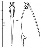 FIB-3055 - Fibule de Nauheim 5a41bronzeRessort à 4 spires et corde interne ; arc plat, triangulaire et tendu ; porte-ardillon trapézoïdal ajouré ; arc orné de deux lignes 