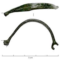FIB-31027 - Arc de fibule ibériquebronzeArc en arc de cercle étroit, à peine élargi au sommet, avec une ligne médiane guillochée pour seul décor. Tête percée pour un ressort sur axe ; pied inconnu.
