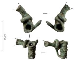 FIB-31038 - Fibule ibérique, indéterminéebronzeFibule à ressort long, seules six spires conservées d'un côté, avec une corde enroulée autour de la tête de l'arc, dont l'extrémité est perforée pour le passage d'un axe selon la technique habituelle des fibules ibériques.