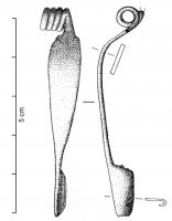 FIB-3131 - Fibule de type La Tène C2bronzeFibule à arc triangulaire ou foliacé, plat et tendu ; porte-ardillon trapézoïdal plein ; ressort long, corde externe.