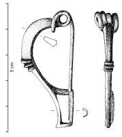 FIB-3143 - Fibule de type Nova vasbronzeTPQ : -75 - TAQ : -50Fibule coulée, arc renglé à la tête, profil interrompu par quelques moulures transversales, section massive ; porte-ardillon trapézoïdal ajouré, moulures sur l'extrémité du pied ; ressort à 4 spires, corde interne.