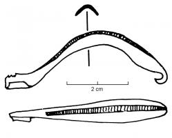 FIB-3503 - Fibule à arc bombé incisébronzeTPQ : -450 - TAQ : -350Fibule à pied replié sur l'arc, arc à section bombée ou en V, creuse par dessous. La longueur de l'arc porte généralement un décor incisé ou estampé : décor médians ou sur les côtés, filets gravés ou ligne de guillochis.