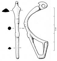 FIB-3543 - Fibule de type DiebronzeTPQ : -250 - TAQ : -50Fibule à arc coulé, reproduisant d'un seul tenant le schéma de La Tène II (la bague rappelée par des moulures) ; le ressort en fer, à corde externe retenue par une griffe, est monté sur un axe fixé dans la tête percée de l'arc ; chaque extrémité est équipée d'un bouton en bronze coulé, creux par dessous, qui est rattaché aux extrémités de l'axe.