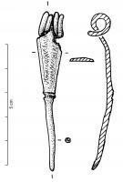 FIB-3811 - Fibule de NauheimbronzeRessort à 4 spires et corde interne ; arc plat, triangulaire et tendu, interrompu par deux cannelures, avec une section ronde ensuite pour tout le pied ; porte-ardillon trapézoïdal ajouré ; arc orné de deux lignes convernegentes 