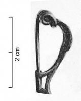 FIB-3951 - Fibule de type Nova vasargentFibule coulée, arc renglé à la tête, profil interrompu par quelques moulures transversales, section massive ; porte-ardillon trapézoïdal ajouré, moulures sur l'extrémité du pied ; ressort à 4 spires, corde interne.
