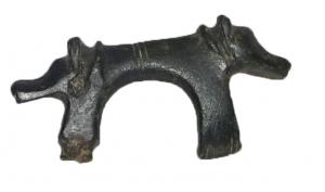 FIB-3984 - Fibule zoomorphe : têtes de loupsbronzeFibule dont l'arc est remplacé par deux têtes de loups adossées.