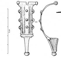FIB-4031 - Fibule à charnière, dérivée d'AucissabronzeTPQ : 10 - TAQ : 60Variante du type Aucissa (charnière, arc en demi-cercle, pied coudé terminé par un bouton mouluré rapporté) dont l'arc est plat (ou creusé sur le dessus), souvent orné d'ergots latéraux et parfois de petites perles rivetées sur le dessus. Bouton généralement rapporté sur le pied, comme sur le type d'Aucissa.