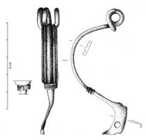 FIB-4045 - Fibule de type JezerinebronzeTPQ : -35 - TAQ : -10Type caractérisé par un arc rubanné, à bords parallèles, terminé vers le pied par une bague rapportée ; ressort à 4 spires et corde interne ; pied rectangulaire percé, prolongé par un petit bouton transversal redressé. L'arc est généralement décoré de cannelures longitudinales, souvent réincisées ou ornées de lignes de perles (la cannelure centrale est presque toujours en plus fort relief) ; il peut être exceptionnellement lisse.