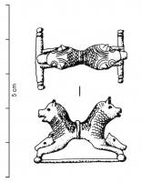 FIB-4071 - Fibule léontomorphebronzeTPQ : 1 - TAQ : 50Fibule à charnière, arc remplacé par deux protomés de lions adossés, plus ou moins stylisés et posant les pattes antérieures, l'un sur la charnière, l'autre sur une plaque rectangulaire ou légèrement trapézoïdale, cannelée. Les lions peuvent parfois tenir entre leurs pattes des têtes (de bovidés ou humaines) rivetées par dessous.