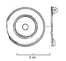 FIB-41020 - Fibule circulaire émailléebronzeTPQ : 40 - TAQ : 200Fibule circulaire émaillée, sans bouton central, ni protubérances sur le pourtour. L'objet peut comporter de deux à quatre couronnes, autour d'un disque émaillé.