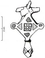 FIB-41022 - Fibule losangique émailléebronzeTPQ : 70 - TAQ : 150Fibule à charnière, dont l'arc, composé d'une plaque losangique, est creusé d'une loge carrée centrale ainsi que de 4 loges triangulaires sur chacun des ses côtés; pied en tête de reptile stylisée.