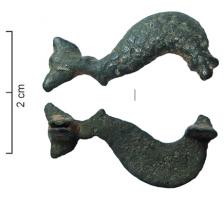 FIB-41049 - Fibule zoomorphe : dauphinbronzeFibule étamée ; l'arc totalement plat représente un dauphin dont l'œil est figuré par 3 sillons circulaires concentriques.