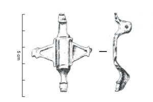 FIB-41053 - Fibule émailléebronzeFibule à corps losangique transversal, creusé de plusieurs loges géométriques émaillés : triangles aux extrémités, successions de rectangles dans la partie centrale; pied inconnu, sans doute en bouton mouluré.