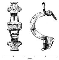 FIB-41081 - Fibule symétrique émailléebronzeFibule au corps symétrique, en forme d'arceau ajouré avec au centre un élément rectangulaire transersal, émaillé, et sur les côtés des barrettes dans les ajours; à chaque extrémité, motif en double pétale émaillé.