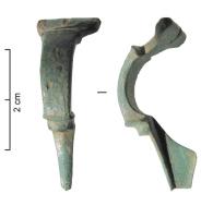 FIB-41094 - Fibule à charnièrebronzeFibule à arc composite, étamée, avec des coudes marqués par des moulures; arc massif rectangulaire, pied triangulaire de section en demi-lune; porte-ardillon trapézoïdal.