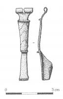 FIB-41101 - Fibule à charnièrebronzeFibule à arc composite, avec des coudes marqués par des moulures; plaque de tête triangulaire, et arc trapézoïdal, orné de chevrons ponctués; pied lisse évasé, porte-ardillon trapézoïdal.