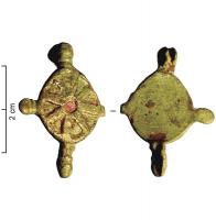 FIB-41108 - Fibule symétrique émailléebronzeFibule symétrique à corps circulaire entre quatre boutons moulurés; le motif central comprend un disque central émaillé, entouré d'une couronne de loges triangulaires également émaillées.