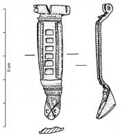 FIB-41113 - Fibule émailléebronzeTPQ : 70 - TAQ : 150Arc en forme de plaque rectangulaire allongée, avec une succession de loges rectangulaires émaillées, encadrée de deux lignes ondées ou guillochées; pied en forme de btête de reptile stylisée.