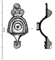 FIB-41116 - Fibule émailléebronzeTPQ : 150 - TAQ : 300Arc décoré d'une loge semi-circulaire en relief, garnie d'émail au sommet, entourée de gradins concentriques ; 4 logettes circulaires émaillées sur la tête ;  sur le pied, cercle incisé ou simple bouton mouluré.