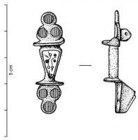 FIB-41117 - Fibule émailléebronzeFibule constitué d'un corps central en forme de triangle isocèle, pointe en bas, bloqué à ses extrémités par deux plaquets semi-circulaires transversales; sur la tête et le pied, ensembles symétriques de trois disques émaillés.