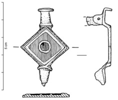 FIB-41123 - Fibule symétrique émailléebronzeFibule symétrique à corps losangique, avec une seule loge d'émail autour d'un disque central émaillé ; le corps losangique n'est accosté d'aucun bouton ou disque émaillé ; aux extrémités de la fibule, boutons moulurés.