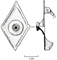 FIB-41126 - Fibule losangique émailléebronzeTPQ : 100 - TAQ : 300Fibule émaillée en forme de broche losangique ; au centre, loge d'émail avec parfois au centre un ornement circulaire souvent surélevé, et émaillé.