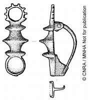 FIB-41211 - Fibule émailléebronzeFibule à corps simplement composé d'une succession de fortes moulures, avec un anneau crénelé à la tête et un disque émaillé sur le pied.