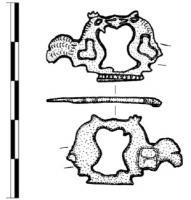 FIB-41248 - Fibule zoomorphe, groupe : oiseaux et vasebronzeTPQ : 100 - TAQ : 250Deux gallinacés affrontés, marqués d'une loge émaillée.